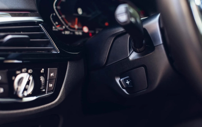 BMW Seria 5 cena 116590 przebieg: 134000, rok produkcji 2019 z Tychy małe 667